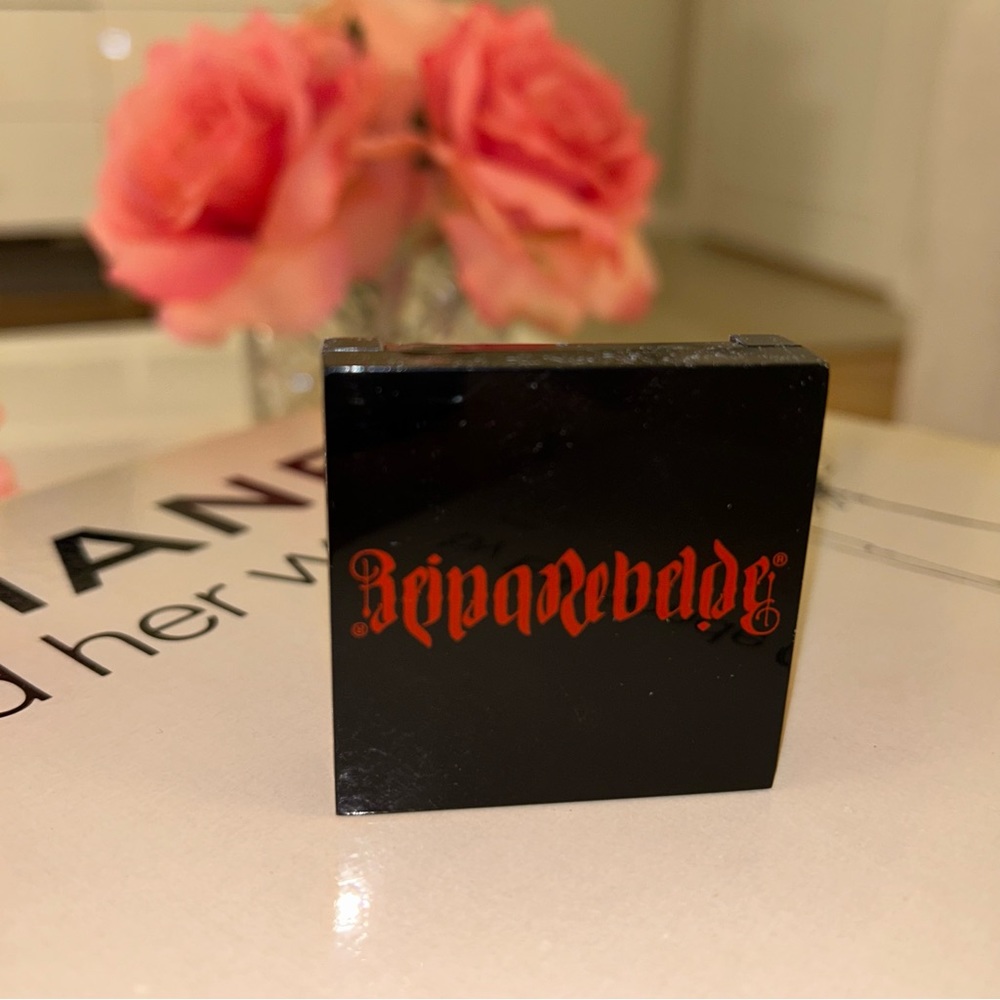 Reina Rebelde On Your Face Finishing Powder in Shade Perla